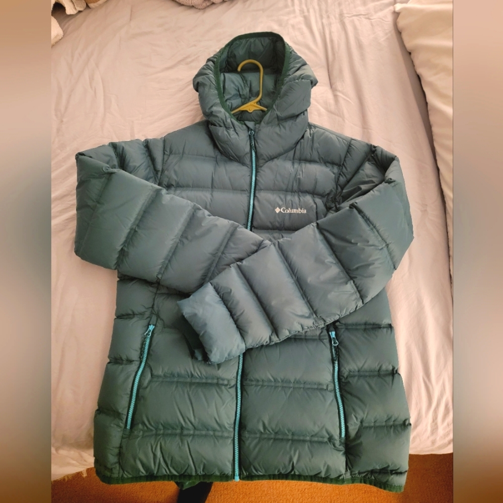 Womens Columbia 700fill Light weight Forest Green jacket! With hood